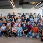 Die Teilnehmer des Unterschleißheimer Hackathons stehen zum Gruppenfoto versammelt in einem Raum.