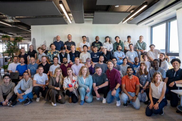 Die Teilnehmer des Unterschleißheimer Hackathons stehen zum Gruppenfoto versammelt in einem Raum.