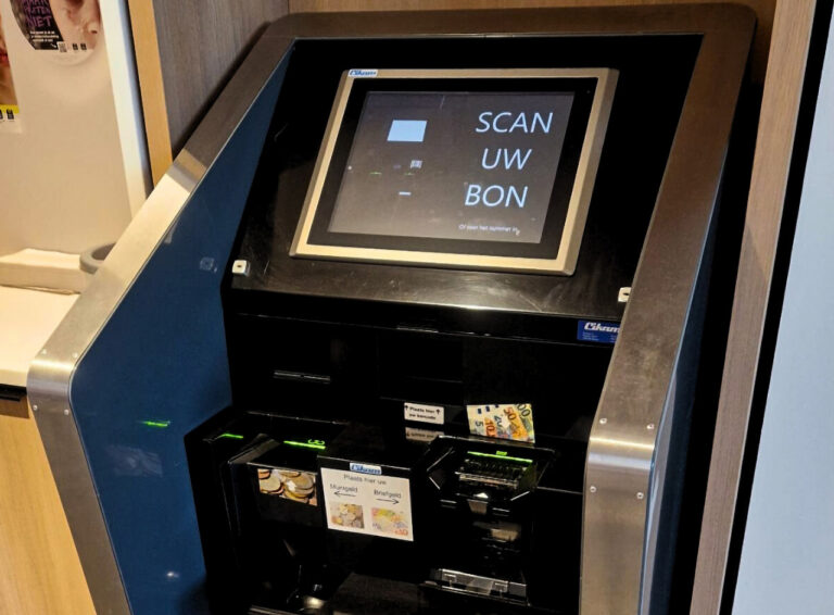 Ein Kassenautomat für Bargeld, wie er in den Niederlanden bei Behörden angeboten wird.