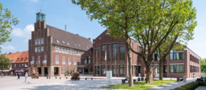 Blick auf das Hauser Rathaus, ein großzügiger Backsteinbau.