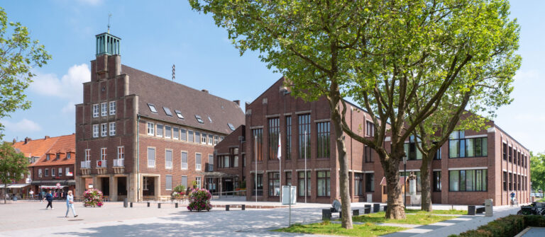 Blick auf das Hauser Rathaus, ein großzügiger Backsteinbau.