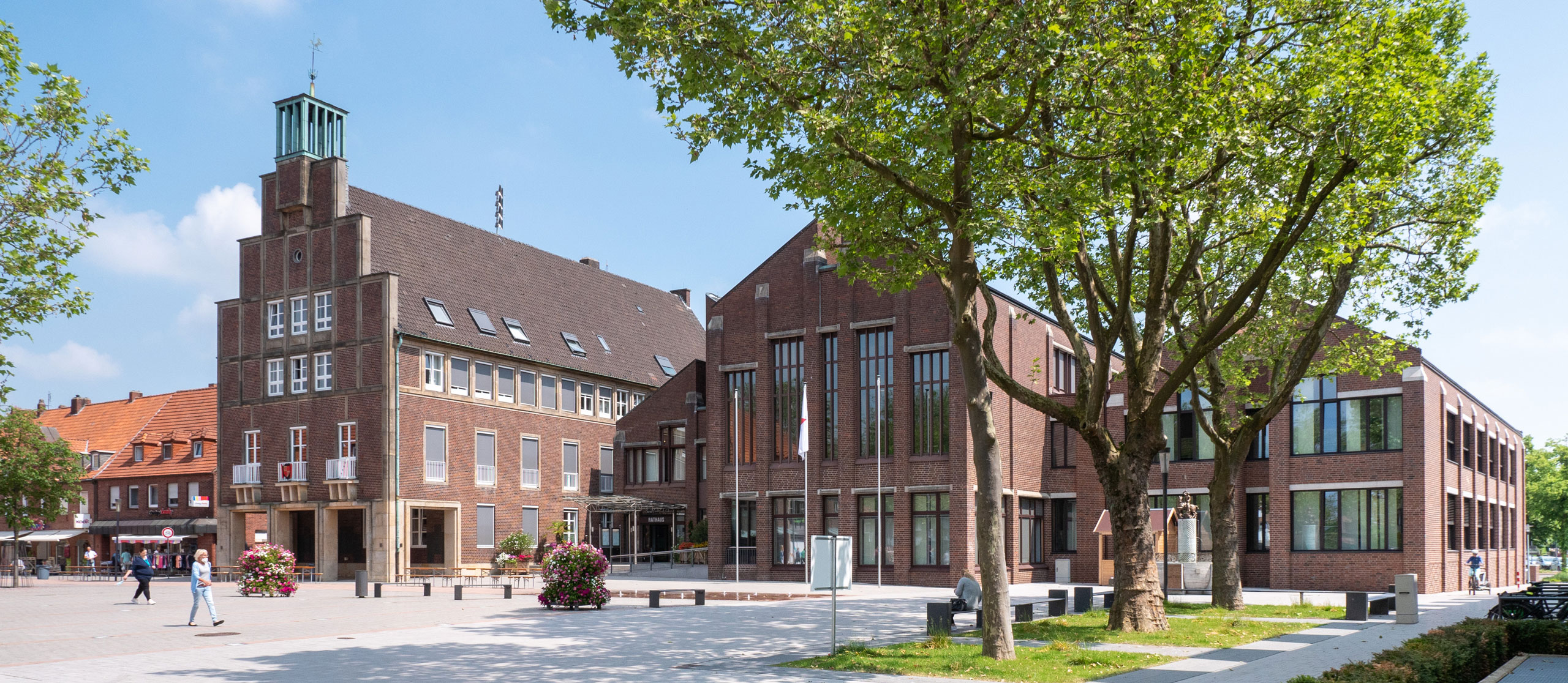 Blick auf das Hauser Rathaus, ein großzügiger Backsteinbau.