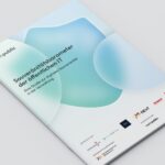 Printausgabe er Studie liegt auf einem hellgrauen Tisch.