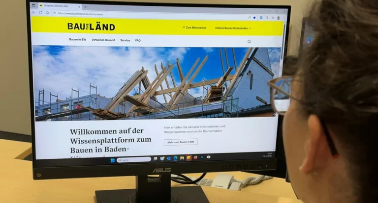Person vor Computerbildschirm mit BauTheLänd-Homepage