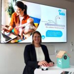 Frau vor Bildschirm_Live-Schaltung_little_bird_schwanewede