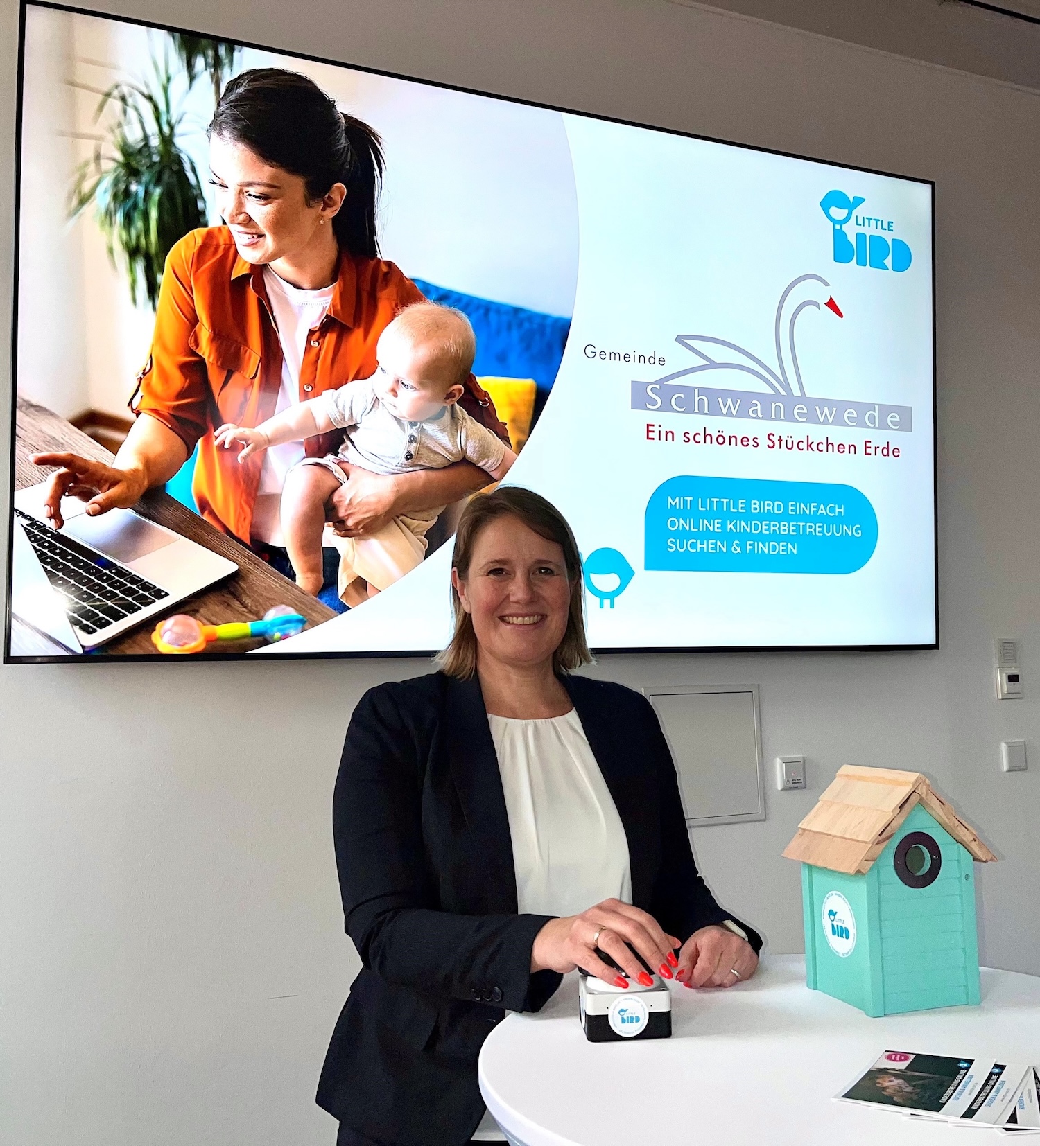 Frau vor Bildschirm_Live-Schaltung_little_bird_schwanewede