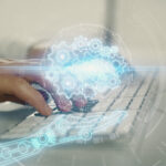 Eine Person tippt auf einer Tastatur.