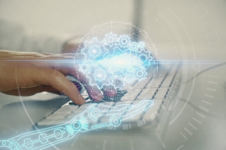 Eine Person tippt auf einer Tastatur.