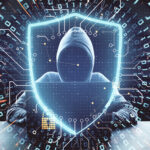 Silhouette einer gesichtslosen Person mit Kapuzenpulli die auf einer Tastatur tippt, im Bildvordergrund ist ein abstrakt dargestelltes Schutzschild zu sehen.