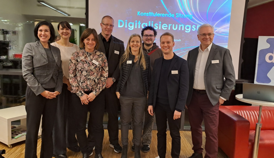 Mehrere Personen stehen nebeneinander in einem Raum.