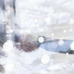 Zwei Personen reichen sich die Hände.