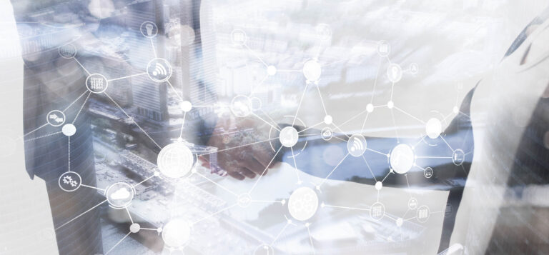 Zwei Personen reichen sich die Hände.