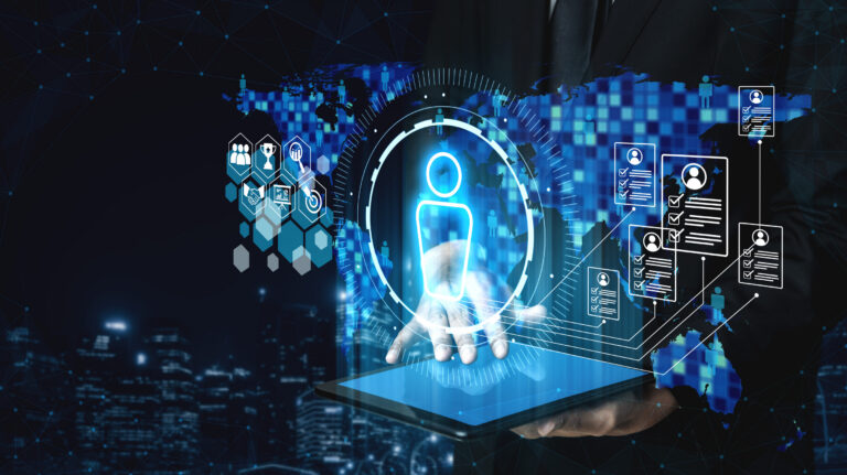 Abstrakt dargestelltes leuchtendes Personalnetzwerk, im Hintergrund scrollt eine Person auf einem Tablet.