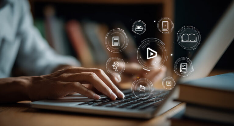 Eine Person sitzt an einem Laptop über dem unterschiedliche Symbole zur Medienwiedergabe schweben.