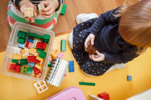 Kleinkinder spielen mit Bauklötzen.