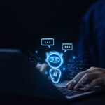 Eine Person sitzt an einem Laptop, über dessen Tastatur ein Chatbotsymbol schwebt.