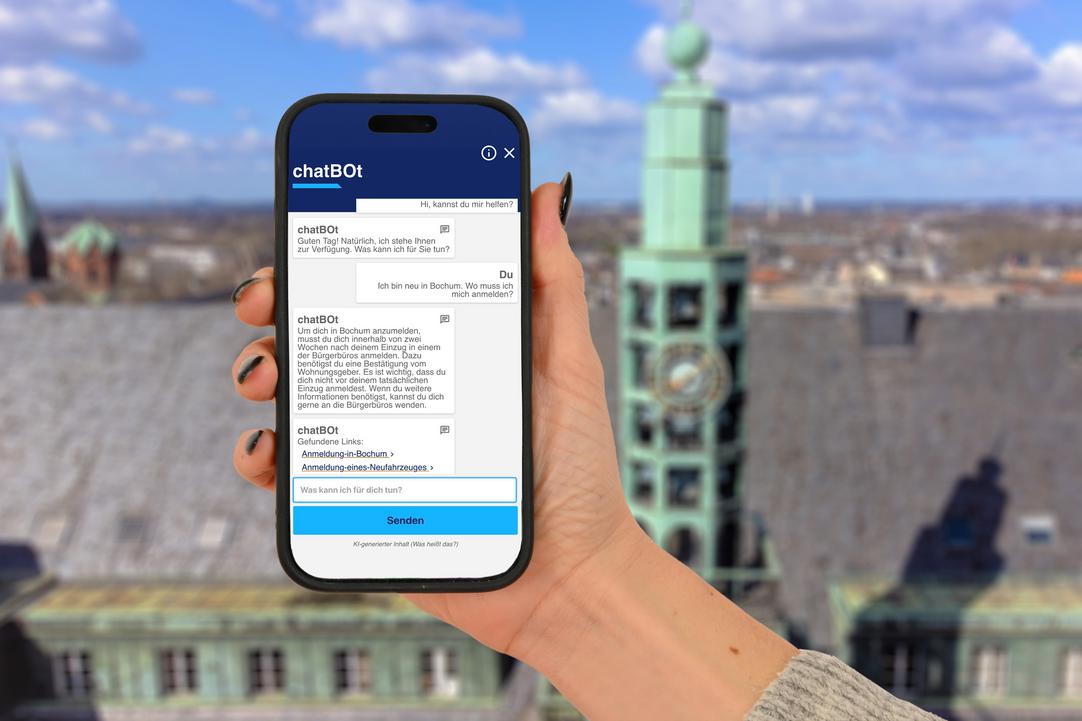 Eine Person hält ein Smartphone in der Hand, auf dessen Bildschirm ein Dialog mit dem Bochumer ChatBOt abgebildet ist. Im Hintergrund ist eine Luftaufnahme der Stadt Bochum zu erkennen.