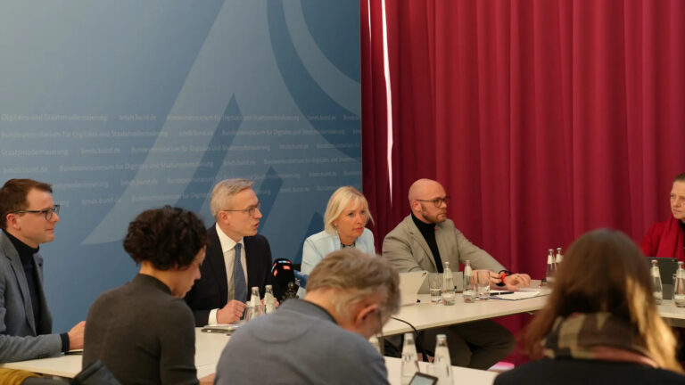 Bundesminister Wildberger mit den Staatsministern Sinemus und Mehring in einem Sitzungssaal