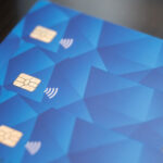 Stapel von Blanko-Bezahlkarten vor grauem Hintergrund