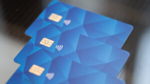 Stapel von Blanko-Bezahlkarten vor grauem Hintergrund