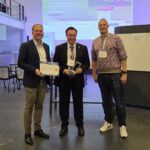 Drei Personen stehen nebeneinander in einem Raum und halten eine Urkunde und den Milesight Impact Award 2025 in den Händen.