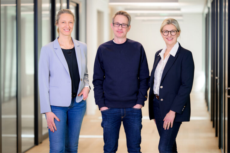 Die Geschäftsführung der Little Bird Group steht zum Foto versammelt.