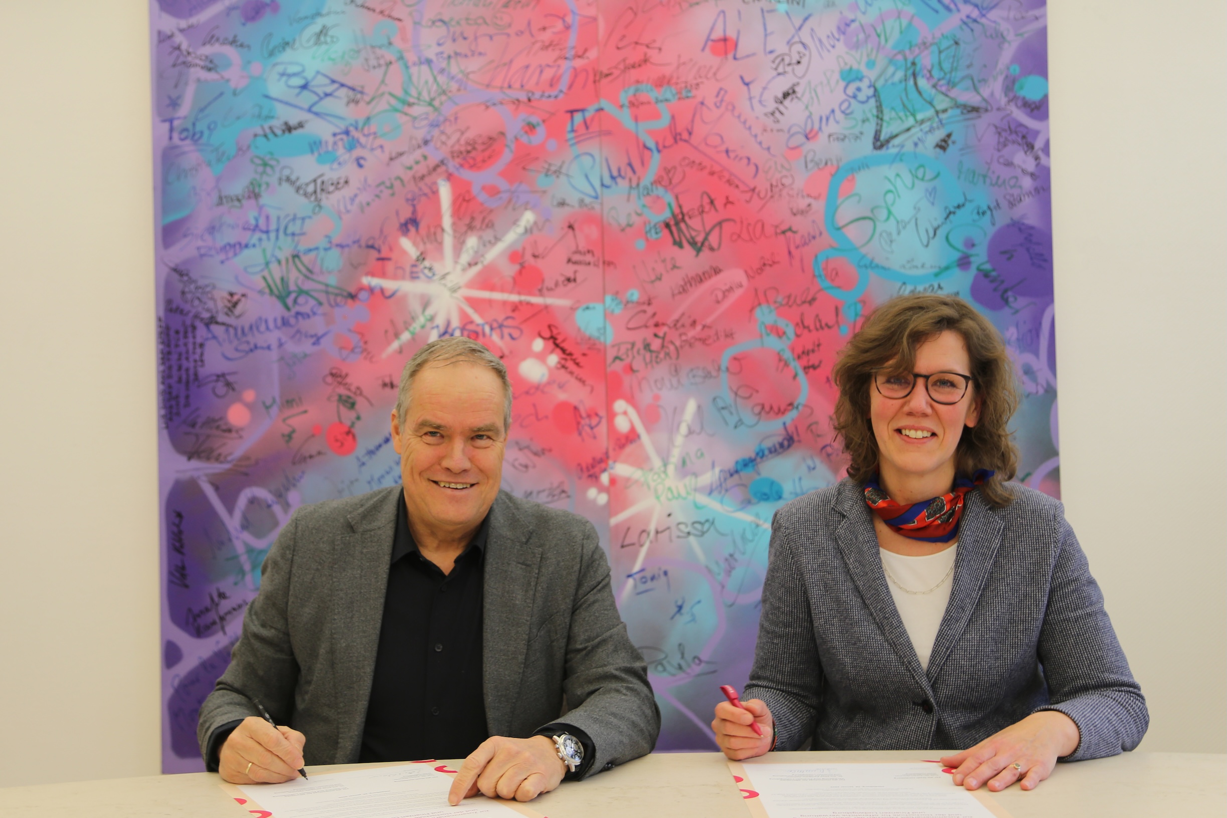 Zwei Personen unterzeichnen eine Absichtserklärung