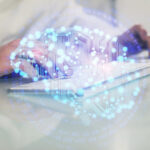 Eine Person tippt auf einer Computertastatur.