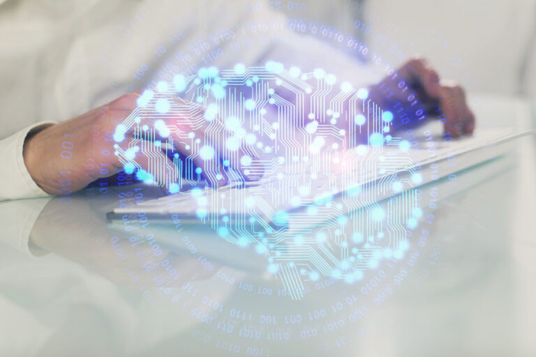 Eine Person tippt auf einer Computertastatur.