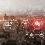 KI-Overlay-Komposition mit Open Data-Symbolen vor Stadtlandschaft