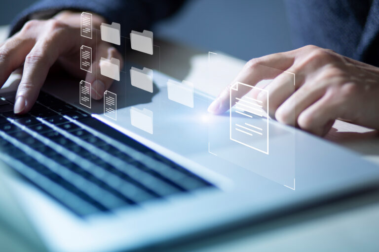 Eine Person tippt auf einer Computertastatur, über der Symbole für Dokumente und digitale Ordner schweben.