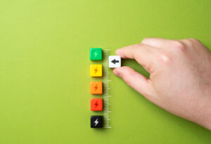 Eine Person markiert einen Score, bestehend aus verschiedenfarbigen Würfeln.