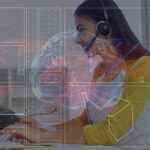 Eine Frau sitzt mit Headset über einer PC-Tastatur, im Vordergrund sind die Umrisse eines die künstliche Intelligenz symbolisierenden Gehirns zu sehen.