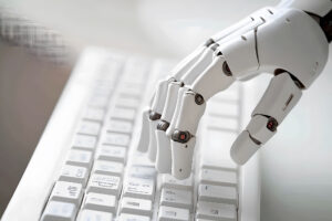 Roboterhand tippt auf einem Computerkeyboard