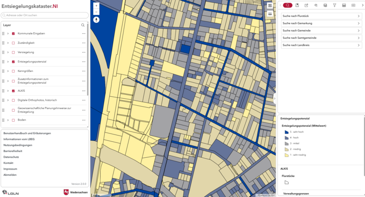 Screenshot aus der WebGIS-Anwendung, in der Mitte eine in Gelb und Blau gehaltene Luftaufnahme eines Siedlungsgebiets, rechts und links Panels mit Eintellungen und Legende.