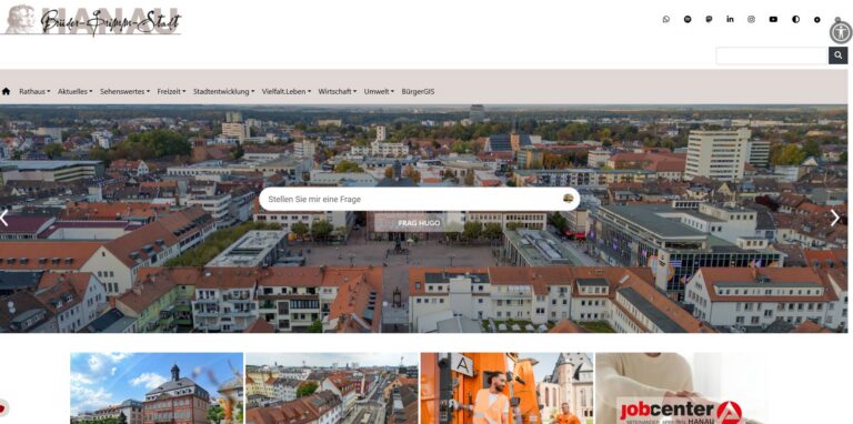 Screenshot der Hanauer Startseite mit zentral platziertem Suchfeld des Chatbots HUgo.