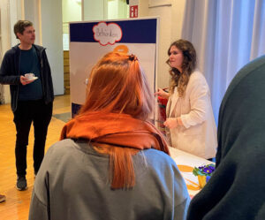 Drei Personen sitzen in einem Besprechungsraum zusammen und erstellen ein Mindmap.