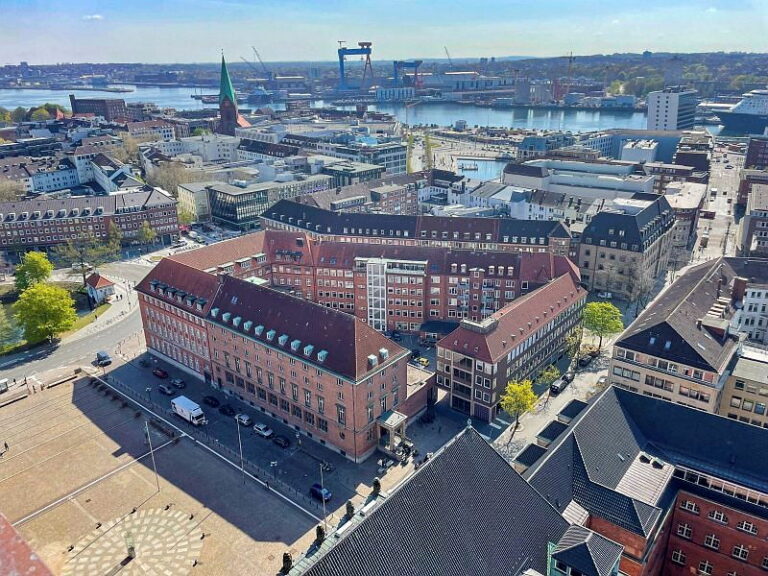 Blick auf das Kieler Standesamt von schräg oben.