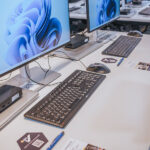 KI_Werkstatt_LL_Bildschirm und Tastatur auf Tisch