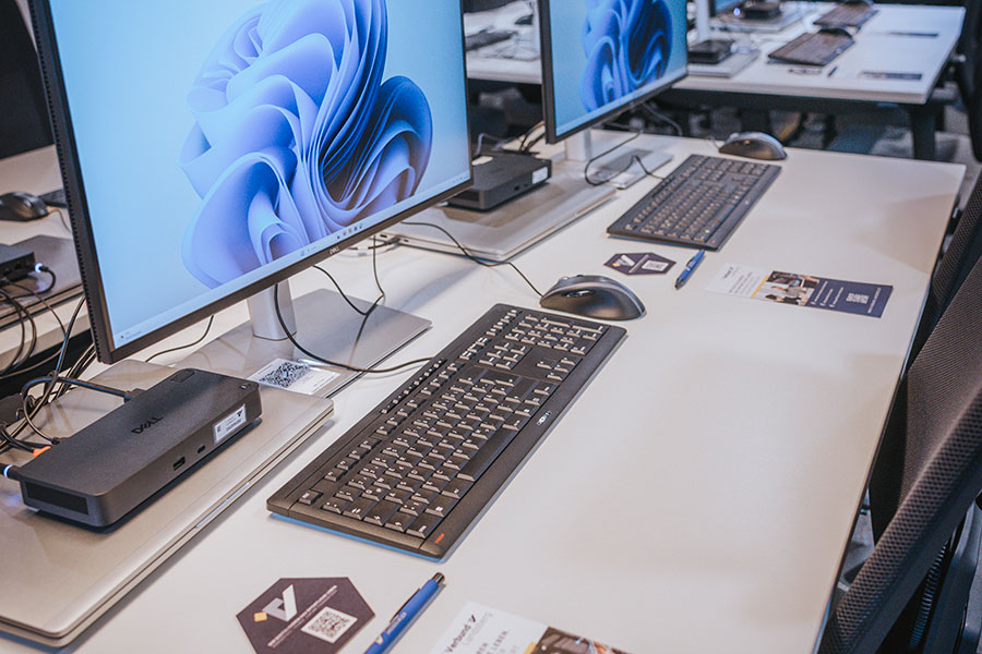 KI_Werkstatt_LL_Bildschirm und Tastatur auf Tisch