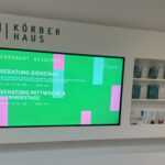 Ein Display informiert im KörberHaus über dort stattfindende Veranstaltungen.