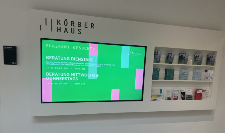 Ein Display informiert im KörberHaus über dort stattfindende Veranstaltungen.