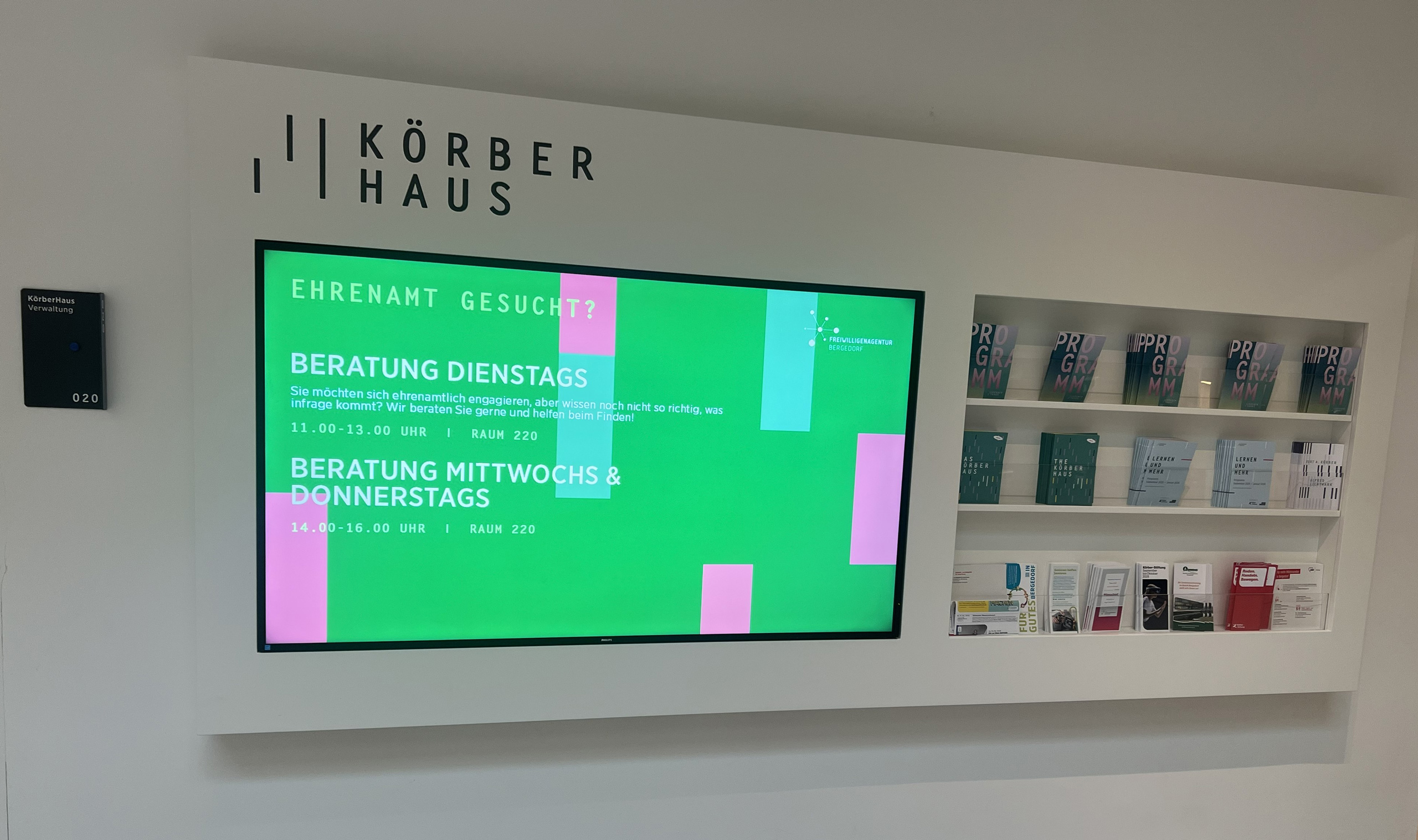 Ein Display informiert im KörberHaus über dort stattfindende Veranstaltungen.