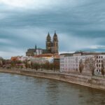 Blick auf die Uferpromenade Magdeburgs.