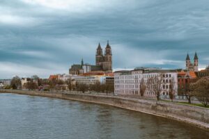 Blick auf die Uferpromenade Magdeburgs.