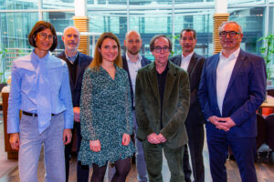 Die Round-Table-Teilnehmer stehen zum Gruppenfoto versammelt.