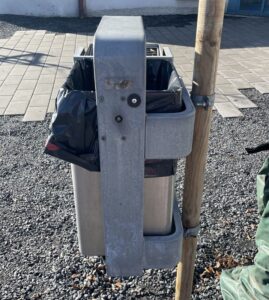 Ein öffentlicher Mülleimer mit Transponder in Arnsberg.