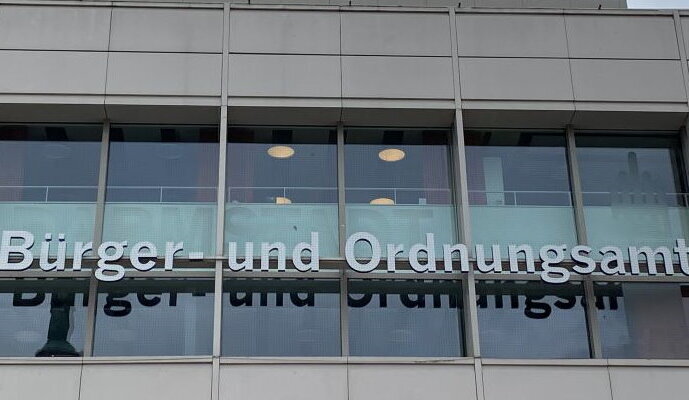 Blick auf ein Gebäude mit der Aufschrift Bürger- und Ordnungsamt.