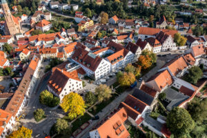 Blick auf das Landratsamt Dingolfing-Landau von oben.