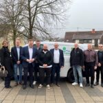 Gruppenfoto vor weißem Lieferwagen